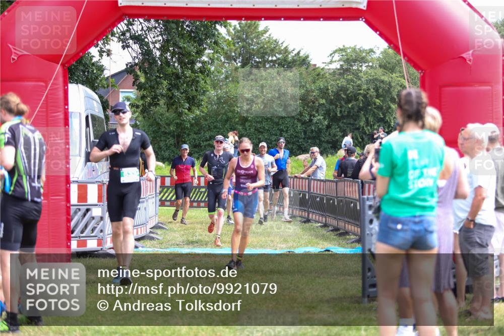 21.06.2026 - 29. Vierlanden-Triathlon Andreas Tolksdorf http://msf.ph/oto/9921079 21.06.2026 13:24:17 Ziel 288, 633, 680, 777, 983, 985 meine-sportfotos.de