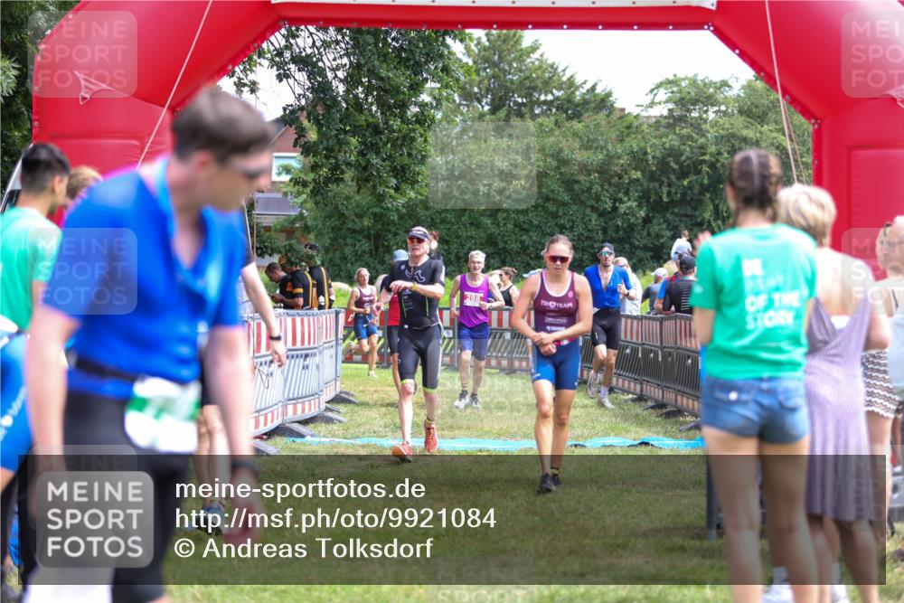 21.06.2026 - 29. Vierlanden-Triathlon Andreas Tolksdorf http://msf.ph/oto/9921084 21.06.2026 13:24:18 Ziel 288, 633, 680, 777, 983, 985 meine-sportfotos.de