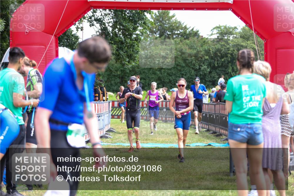 21.06.2026 - 29. Vierlanden-Triathlon Andreas Tolksdorf http://msf.ph/oto/9921086 21.06.2026 13:24:18 Ziel 288, 633, 680, 777, 983, 985 meine-sportfotos.de