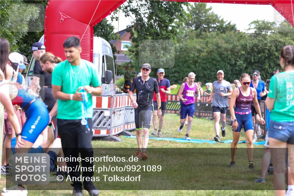 21.06.2026 - 29. Vierlanden-Triathlon Andreas Tolksdorf http://msf.ph/oto/9921089 21.06.2026 13:24:20 Ziel 288, 633, 680, 777, 983, 985 meine-sportfotos.de