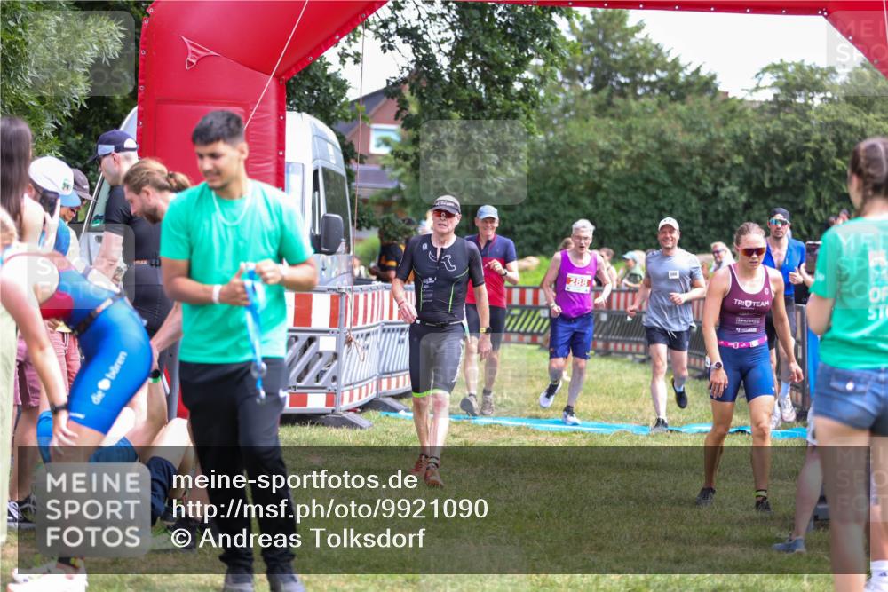 21.06.2026 - 29. Vierlanden-Triathlon Andreas Tolksdorf http://msf.ph/oto/9921090 21.06.2026 13:24:20 Ziel 288, 633, 680, 777, 983, 985 meine-sportfotos.de