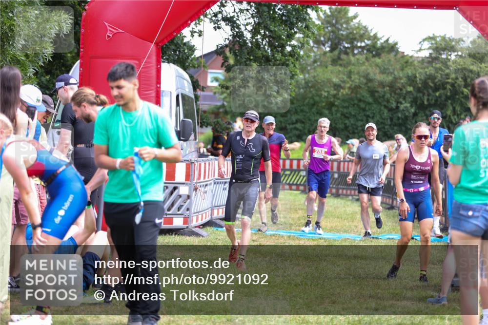 21.06.2026 - 29. Vierlanden-Triathlon Andreas Tolksdorf http://msf.ph/oto/9921092 21.06.2026 13:24:20 Ziel 288, 633, 680, 777, 983, 985 meine-sportfotos.de