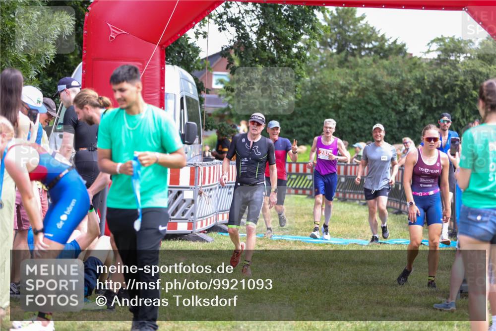 21.06.2026 - 29. Vierlanden-Triathlon Andreas Tolksdorf http://msf.ph/oto/9921093 21.06.2026 13:24:20 Ziel 288, 633, 680, 777, 983, 985 meine-sportfotos.de