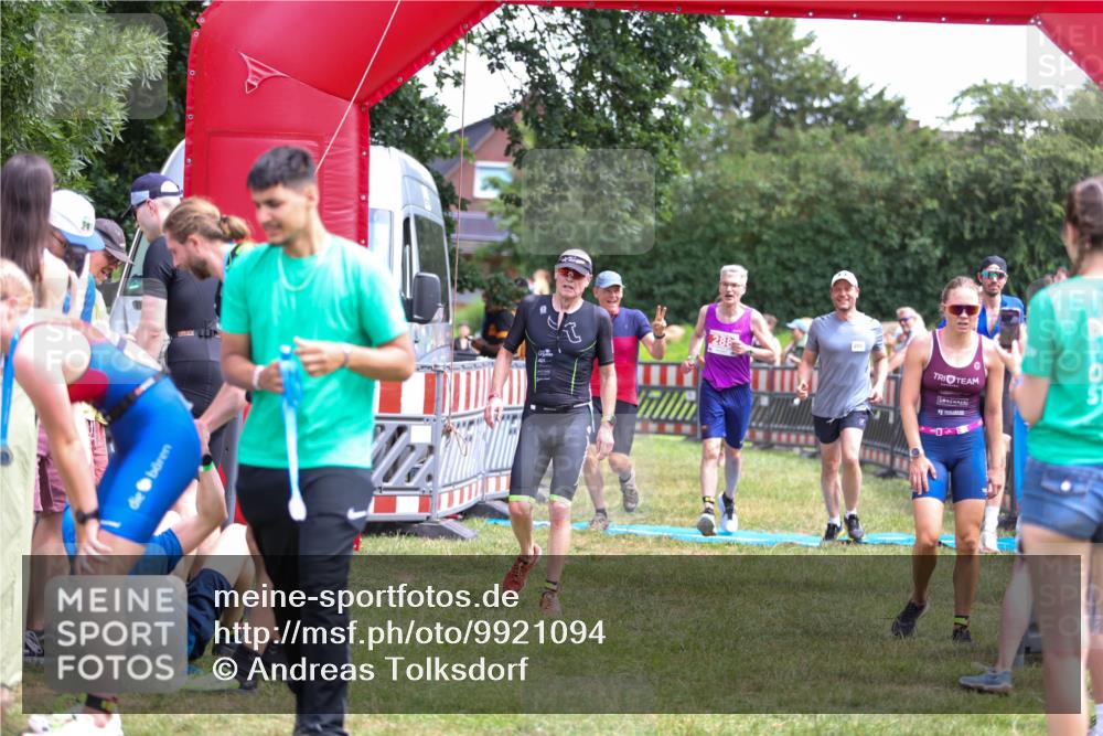 21.06.2026 - 29. Vierlanden-Triathlon Andreas Tolksdorf http://msf.ph/oto/9921094 21.06.2026 13:24:20 Ziel 288, 633, 680, 777, 983, 985 meine-sportfotos.de