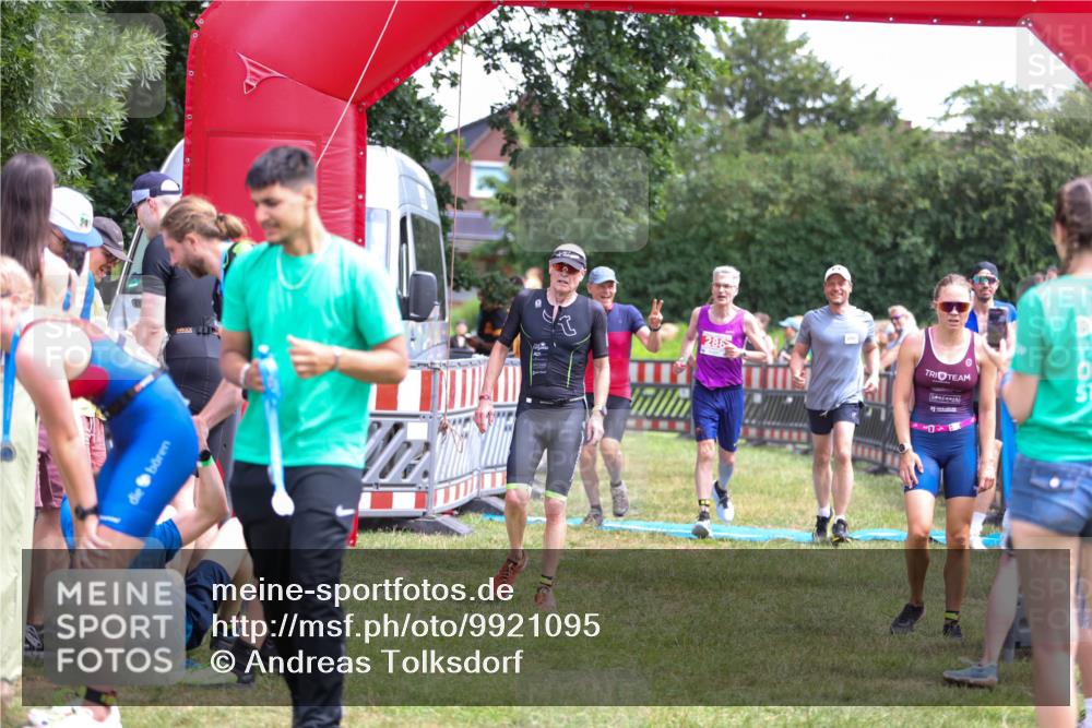 21.06.2026 - 29. Vierlanden-Triathlon Andreas Tolksdorf http://msf.ph/oto/9921095 21.06.2026 13:24:21 Ziel 288, 628, 633, 680, 777, 983, 985 meine-sportfotos.de