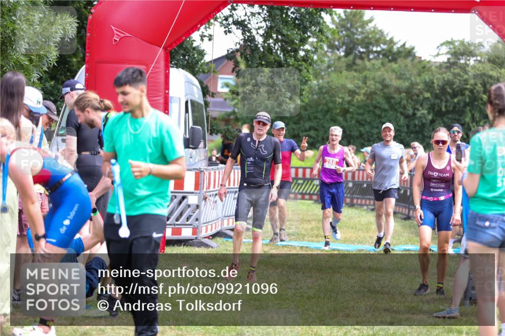 21.06.2026 - 29. Vierlanden-Triathlon Andreas Tolksdorf http://msf.ph/oto/9921096 21.06.2026 13:24:21 Ziel 288, 628, 633, 680, 777, 983, 985 meine-sportfotos.de