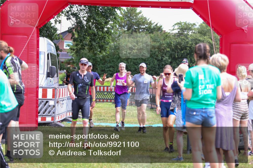 21.06.2026 - 29. Vierlanden-Triathlon Andreas Tolksdorf http://msf.ph/oto/9921100 21.06.2026 13:24:21 Ziel 288, 628, 633, 680, 777, 983, 985 meine-sportfotos.de