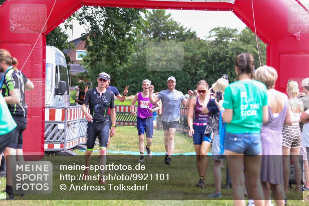 21.06.2026 - 29. Vierlanden-Triathlon Andreas Tolksdorf http://msf.ph/oto/9921101 21.06.2026 13:24:21 Ziel 288, 628, 633, 680, 777, 983, 985 meine-sportfotos.de