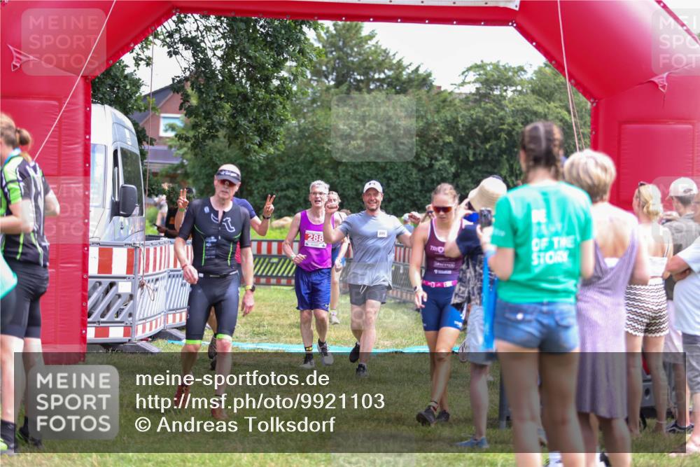 21.06.2026 - 29. Vierlanden-Triathlon Andreas Tolksdorf http://msf.ph/oto/9921103 21.06.2026 13:24:21 Ziel 288, 628, 633, 680, 777, 983, 985 meine-sportfotos.de