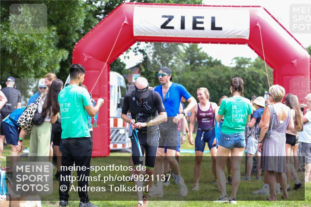 21.06.2026 - 29. Vierlanden-Triathlon Andreas Tolksdorf http://msf.ph/oto/9921137 21.06.2026 13:24:28 Ziel 628, 643, 652, 985 meine-sportfotos.de
