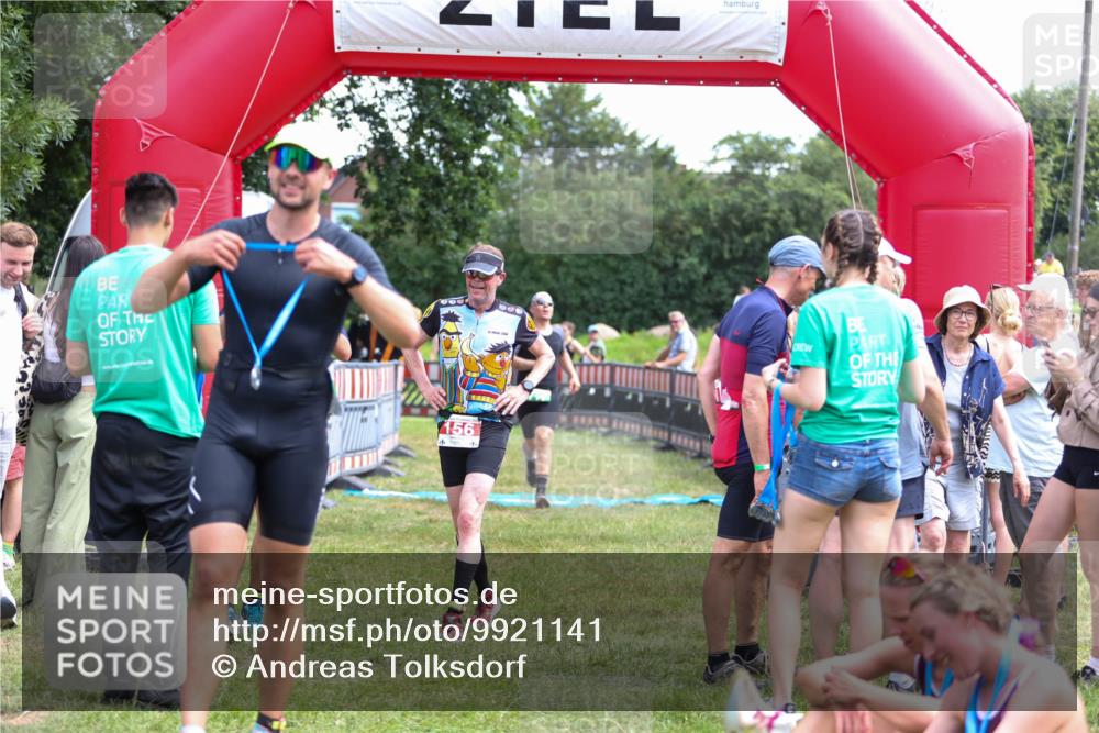 21.06.2026 - 29. Vierlanden-Triathlon Andreas Tolksdorf http://msf.ph/oto/9921141 21.06.2026 13:24:58 Ziel 717 meine-sportfotos.de