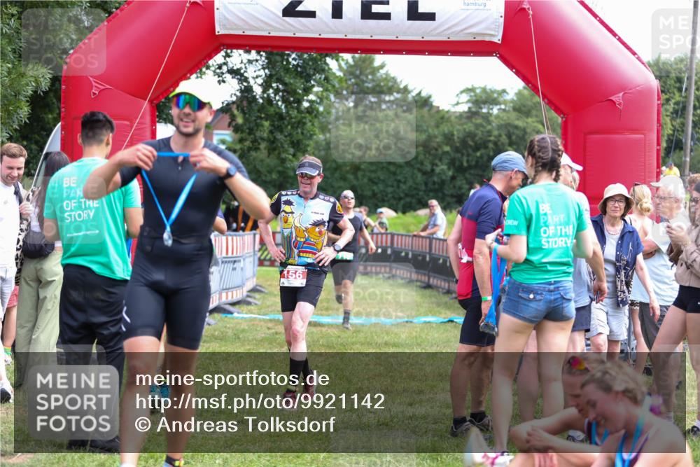 21.06.2026 - 29. Vierlanden-Triathlon Andreas Tolksdorf http://msf.ph/oto/9921142 21.06.2026 13:24:58 Ziel 717 meine-sportfotos.de