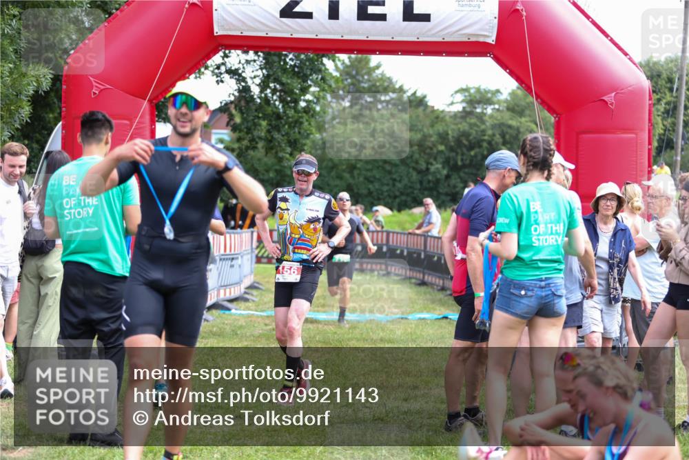 21.06.2026 - 29. Vierlanden-Triathlon Andreas Tolksdorf http://msf.ph/oto/9921143 21.06.2026 13:24:58 Ziel 717 meine-sportfotos.de