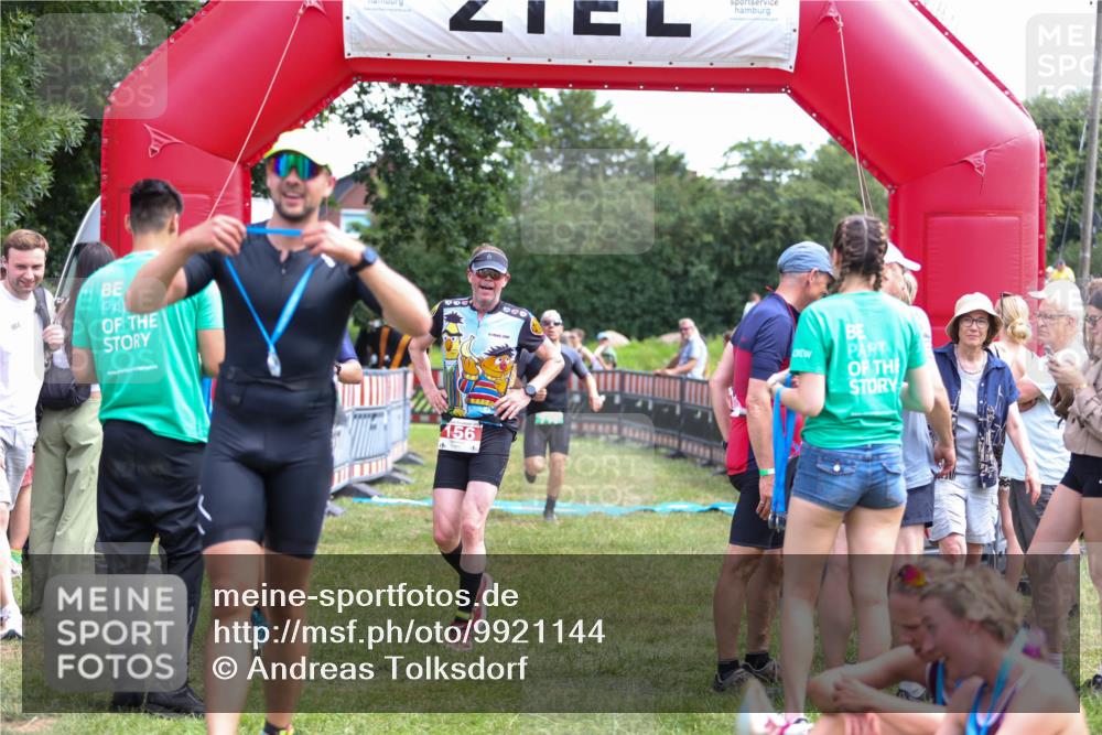 21.06.2026 - 29. Vierlanden-Triathlon Andreas Tolksdorf http://msf.ph/oto/9921144 21.06.2026 13:24:58 Ziel 717 meine-sportfotos.de