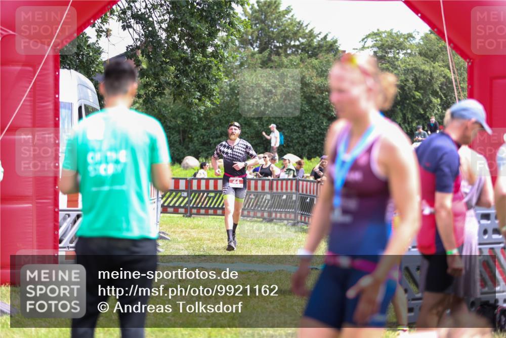 21.06.2026 - 29. Vierlanden-Triathlon Andreas Tolksdorf http://msf.ph/oto/9921162 21.06.2026 13:25:44 Ziel 44 meine-sportfotos.de