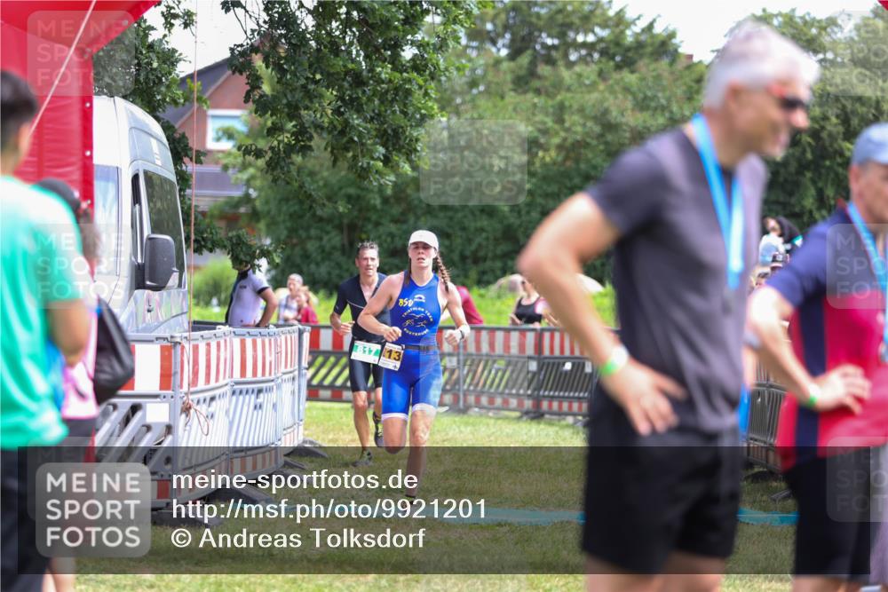 21.06.2026 - 29. Vierlanden-Triathlon Andreas Tolksdorf http://msf.ph/oto/9921201 21.06.2026 13:26:36 Ziel 817, 1013 meine-sportfotos.de