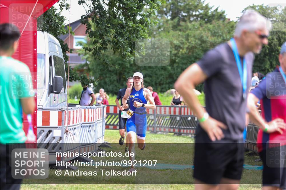21.06.2026 - 29. Vierlanden-Triathlon Andreas Tolksdorf http://msf.ph/oto/9921207 21.06.2026 13:26:37 Ziel 817, 1013 meine-sportfotos.de