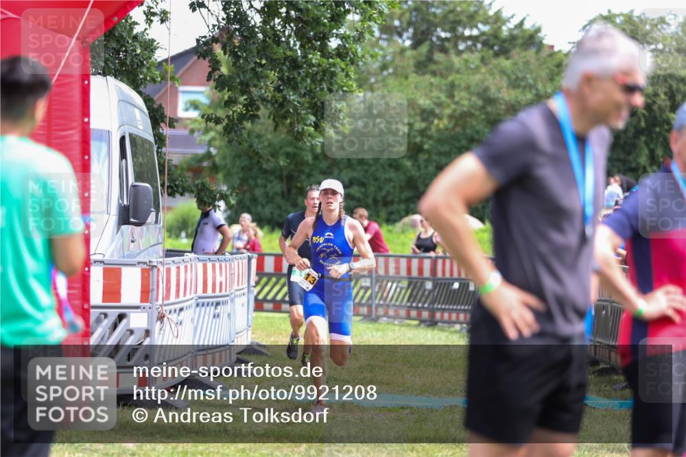 21.06.2026 - 29. Vierlanden-Triathlon Andreas Tolksdorf http://msf.ph/oto/9921208 21.06.2026 13:26:37 Ziel 817, 1013 meine-sportfotos.de