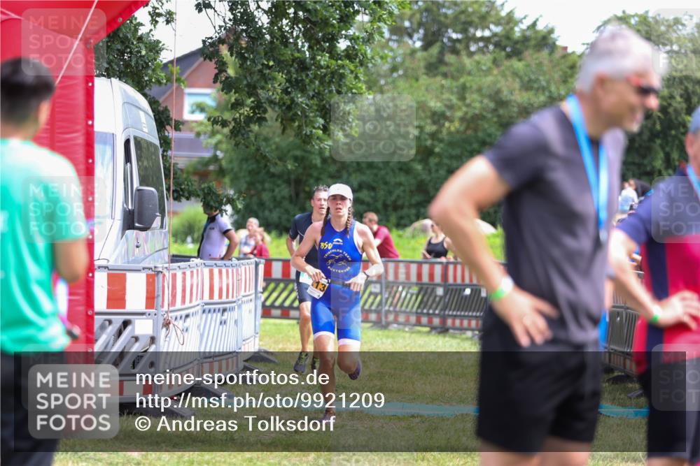 21.06.2026 - 29. Vierlanden-Triathlon Andreas Tolksdorf http://msf.ph/oto/9921209 21.06.2026 13:26:37 Ziel 817, 1013 meine-sportfotos.de