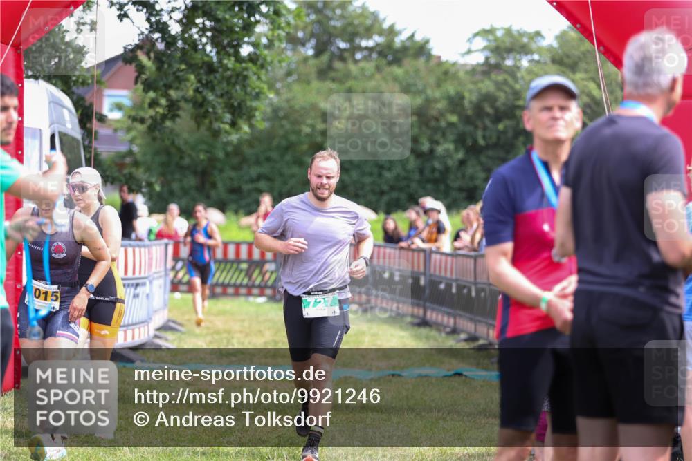 21.06.2026 - 29. Vierlanden-Triathlon Andreas Tolksdorf http://msf.ph/oto/9921246 21.06.2026 13:27:46 Ziel 727, 990, 995, 1015 meine-sportfotos.de