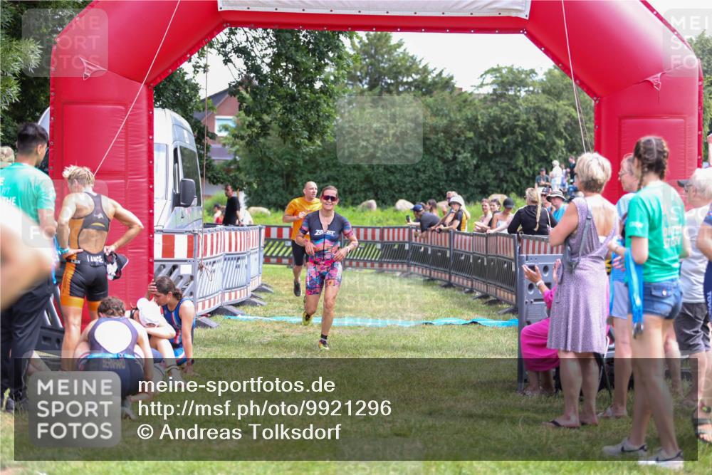 21.06.2026 - 29. Vierlanden-Triathlon Andreas Tolksdorf http://msf.ph/oto/9921296 21.06.2026 13:28:28 Ziel 38, 684, 835, 1009 meine-sportfotos.de