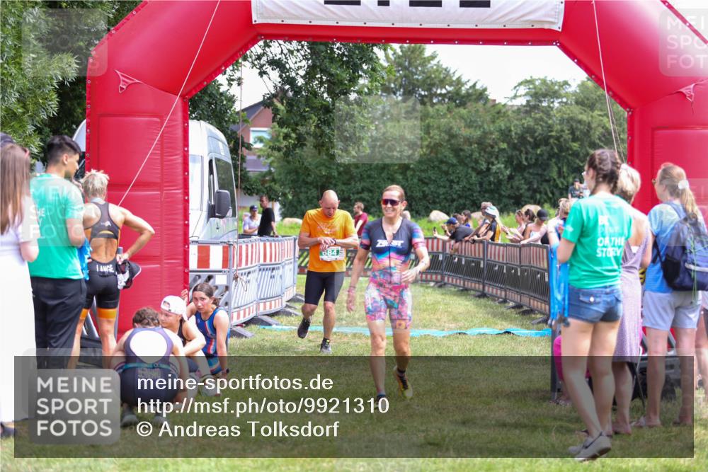 21.06.2026 - 29. Vierlanden-Triathlon Andreas Tolksdorf http://msf.ph/oto/9921310 21.06.2026 13:28:30 Ziel 38, 684, 835, 1009 meine-sportfotos.de