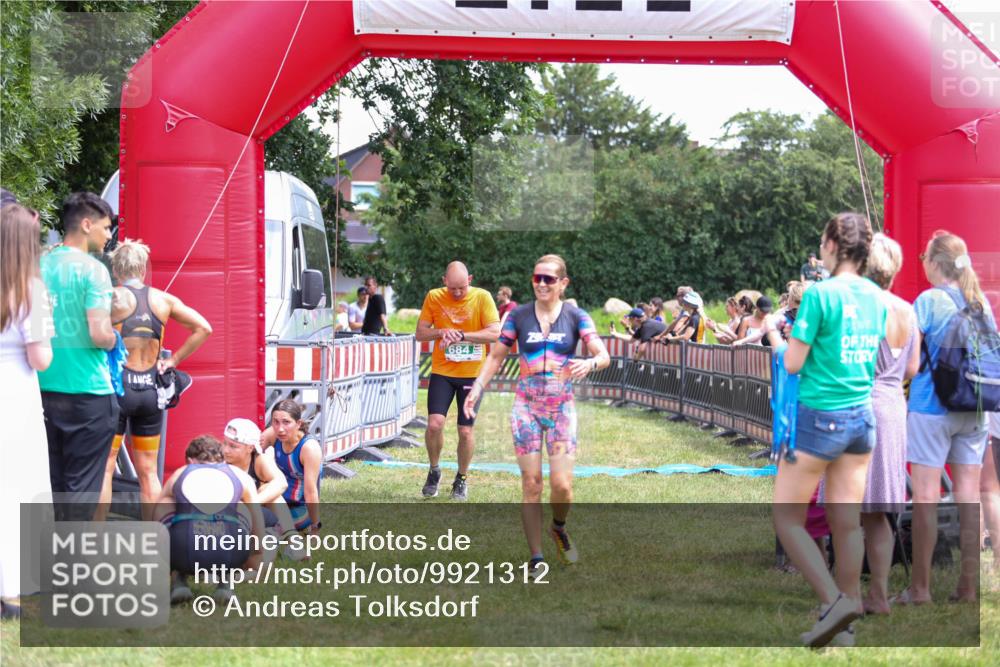 21.06.2026 - 29. Vierlanden-Triathlon Andreas Tolksdorf http://msf.ph/oto/9921312 21.06.2026 13:28:30 Ziel 38, 684, 835, 1009 meine-sportfotos.de