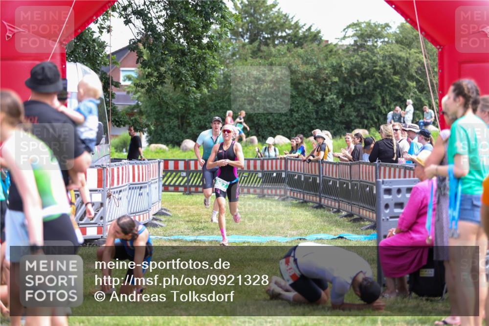 21.06.2026 - 29. Vierlanden-Triathlon Andreas Tolksdorf http://msf.ph/oto/9921328 21.06.2026 13:28:44 Ziel 707, 827 meine-sportfotos.de