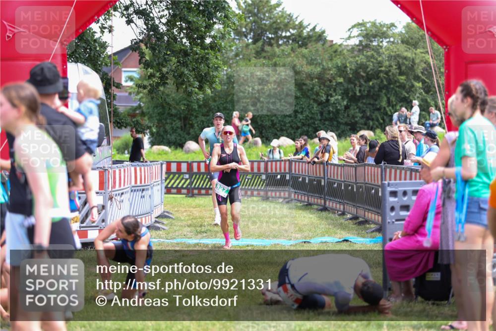 21.06.2026 - 29. Vierlanden-Triathlon Andreas Tolksdorf http://msf.ph/oto/9921331 21.06.2026 13:28:44 Ziel 707, 827 meine-sportfotos.de