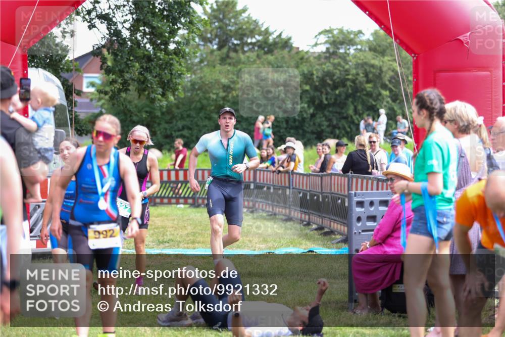 21.06.2026 - 29. Vierlanden-Triathlon Andreas Tolksdorf http://msf.ph/oto/9921332 21.06.2026 13:28:47 Ziel 707, 827, 901 meine-sportfotos.de