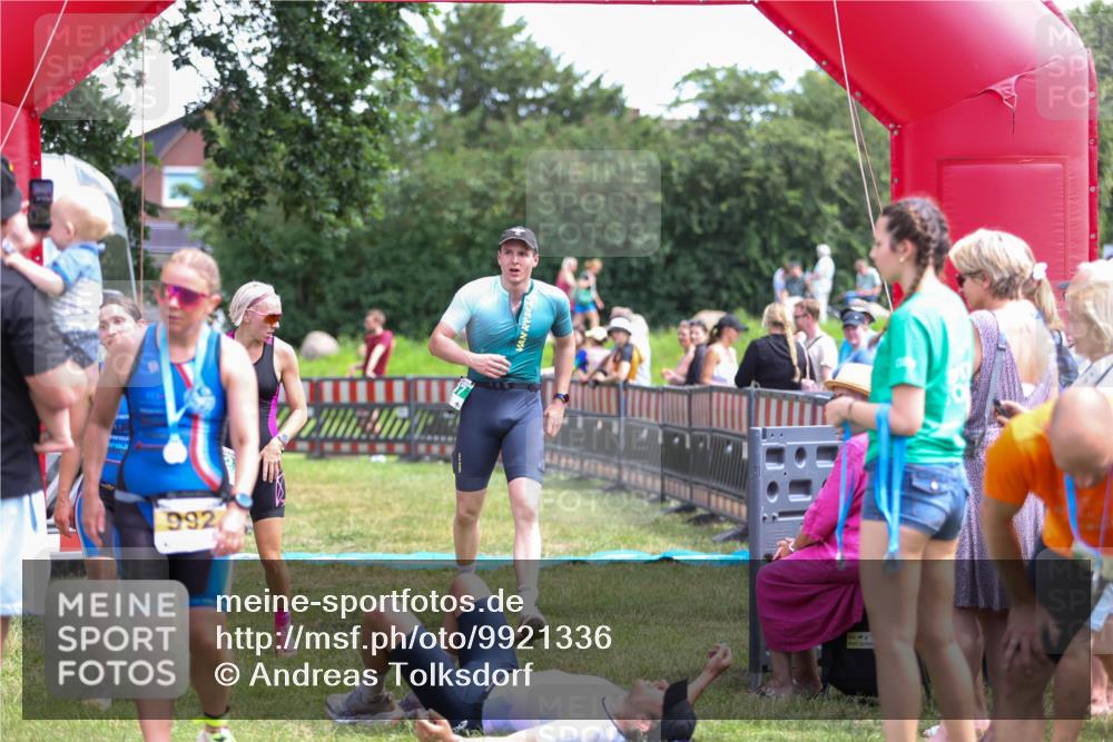 21.06.2026 - 29. Vierlanden-Triathlon Andreas Tolksdorf http://msf.ph/oto/9921336 21.06.2026 13:28:47 Ziel 707, 827, 901 meine-sportfotos.de