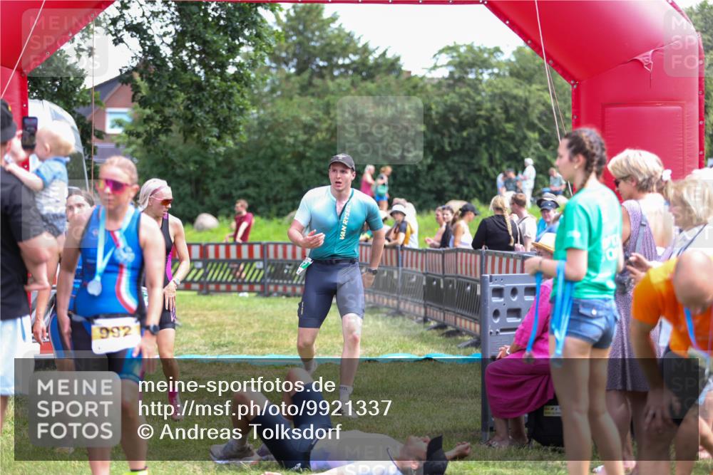 21.06.2026 - 29. Vierlanden-Triathlon Andreas Tolksdorf http://msf.ph/oto/9921337 21.06.2026 13:28:47 Ziel 707, 827, 901 meine-sportfotos.de