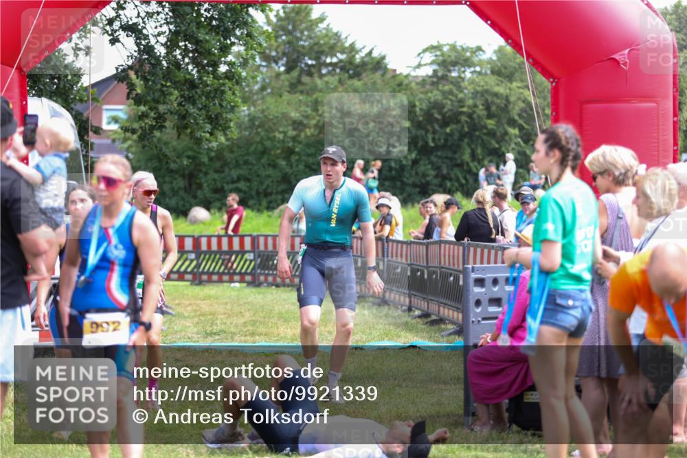 21.06.2026 - 29. Vierlanden-Triathlon Andreas Tolksdorf http://msf.ph/oto/9921339 21.06.2026 13:28:47 Ziel 707, 827, 901 meine-sportfotos.de