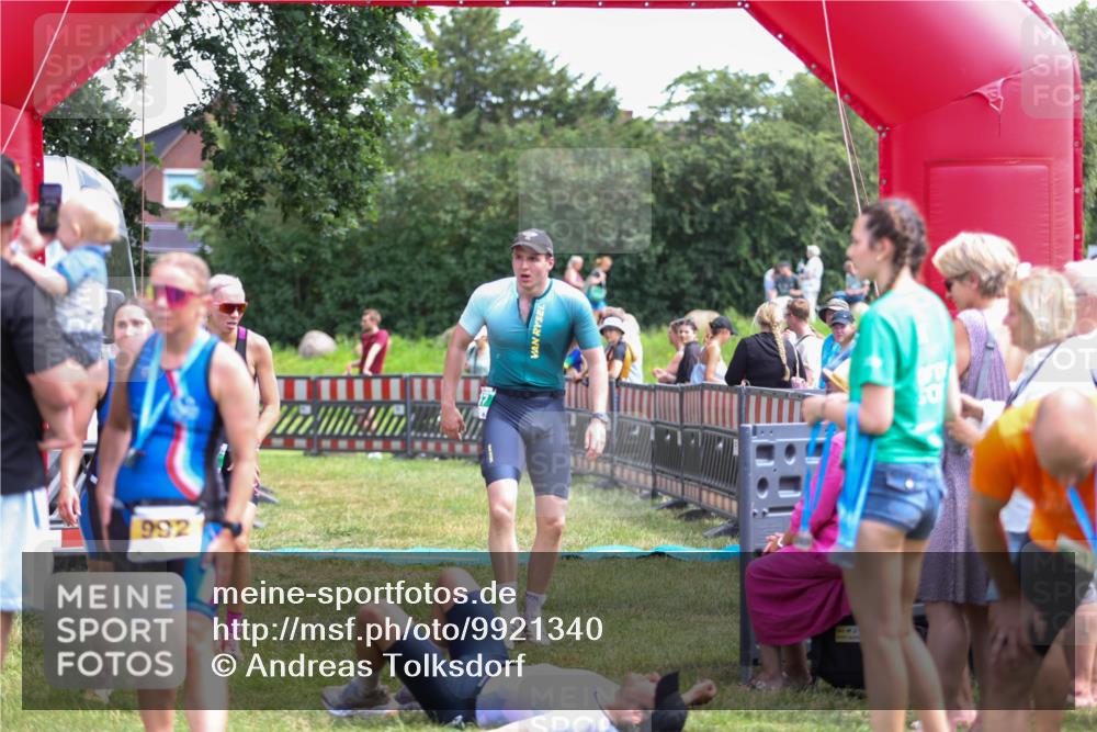 21.06.2026 - 29. Vierlanden-Triathlon Andreas Tolksdorf http://msf.ph/oto/9921340 21.06.2026 13:28:47 Ziel 707, 827, 901 meine-sportfotos.de
