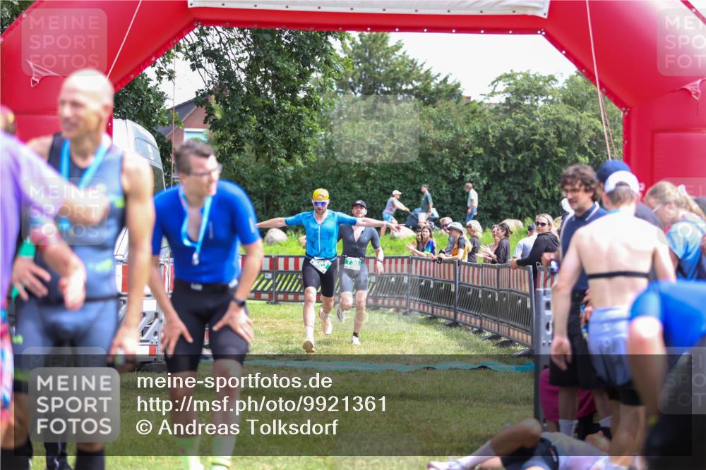 21.06.2026 - 29. Vierlanden-Triathlon Andreas Tolksdorf http://msf.ph/oto/9921361 21.06.2026 13:29:29 Ziel 114, 693, 730 meine-sportfotos.de