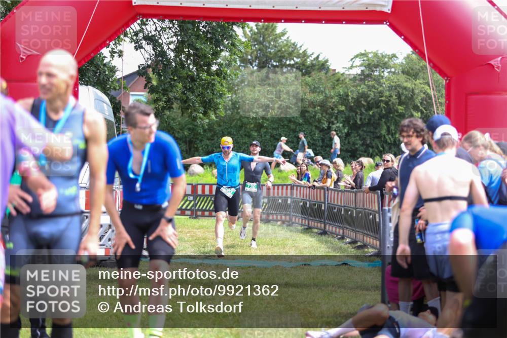 21.06.2026 - 29. Vierlanden-Triathlon Andreas Tolksdorf http://msf.ph/oto/9921362 21.06.2026 13:29:29 Ziel 114, 693, 730 meine-sportfotos.de