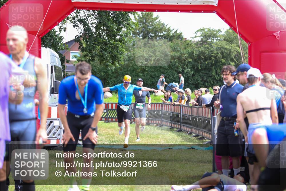 21.06.2026 - 29. Vierlanden-Triathlon Andreas Tolksdorf http://msf.ph/oto/9921366 21.06.2026 13:29:29 Ziel 114, 693, 730 meine-sportfotos.de