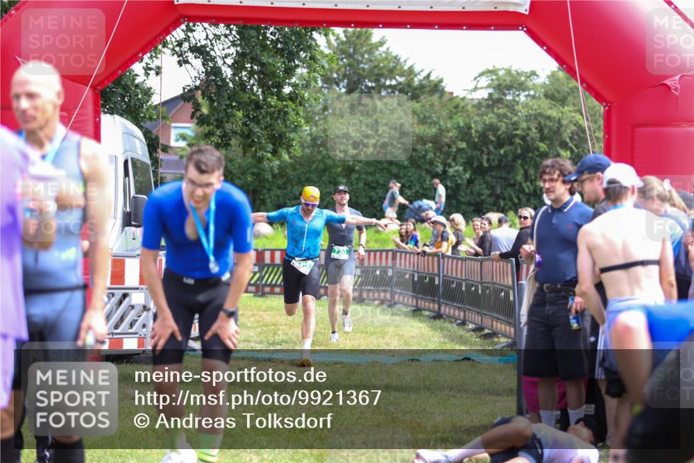 21.06.2026 - 29. Vierlanden-Triathlon Andreas Tolksdorf http://msf.ph/oto/9921367 21.06.2026 13:29:29 Ziel 114, 693, 730 meine-sportfotos.de