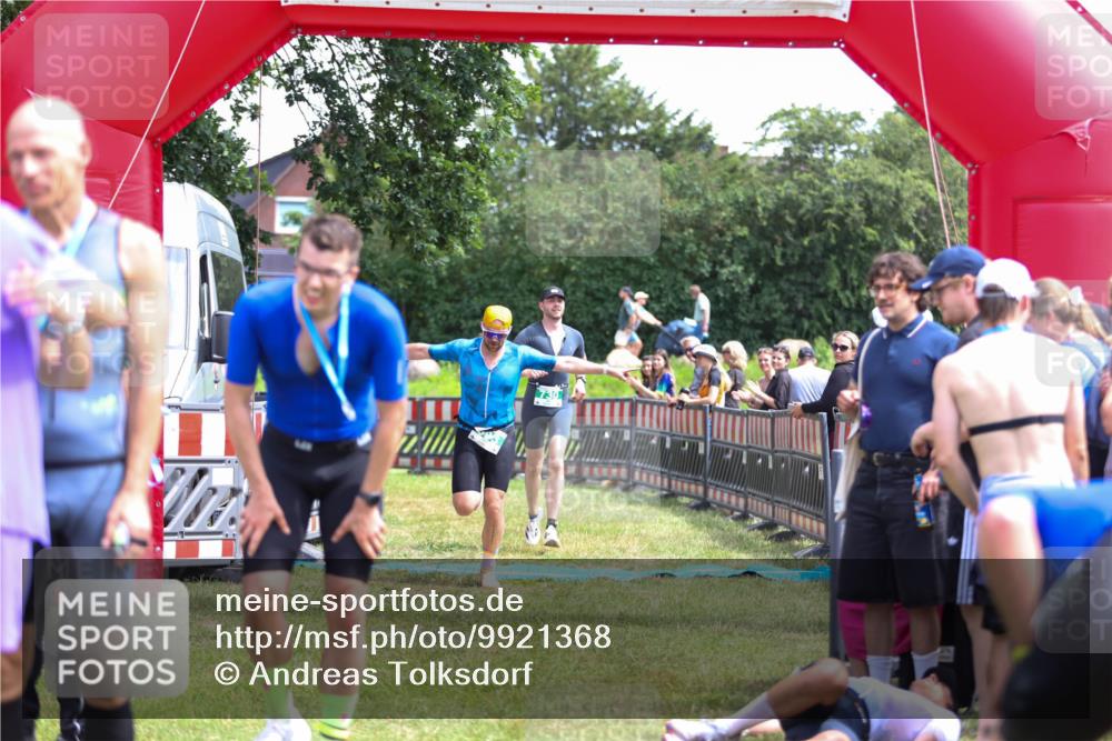21.06.2026 - 29. Vierlanden-Triathlon Andreas Tolksdorf http://msf.ph/oto/9921368 21.06.2026 13:29:29 Ziel 114, 693, 730 meine-sportfotos.de