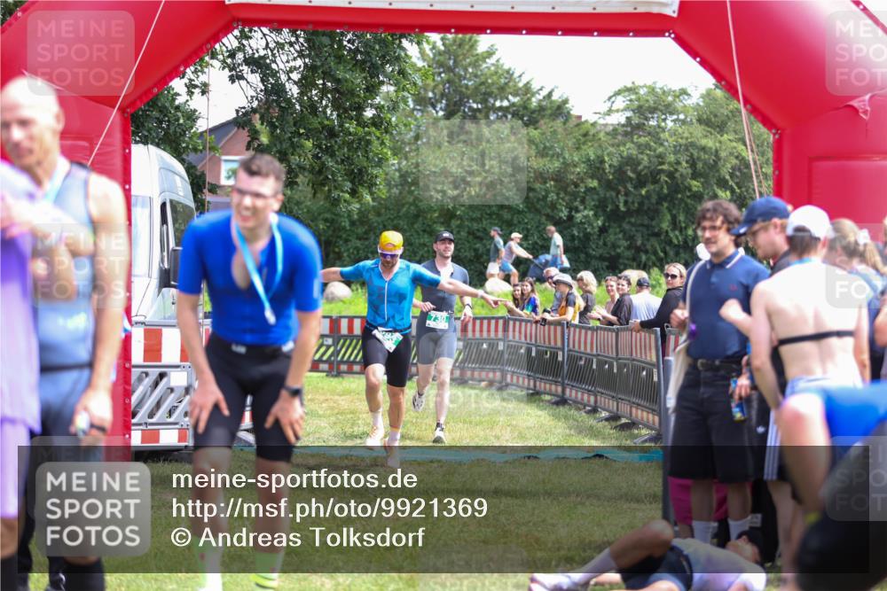 21.06.2026 - 29. Vierlanden-Triathlon Andreas Tolksdorf http://msf.ph/oto/9921369 21.06.2026 13:29:29 Ziel 114, 693, 730 meine-sportfotos.de