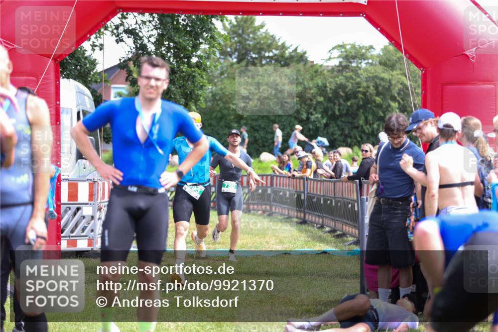 21.06.2026 - 29. Vierlanden-Triathlon Andreas Tolksdorf http://msf.ph/oto/9921370 21.06.2026 13:29:30 Ziel 114, 693, 730 meine-sportfotos.de