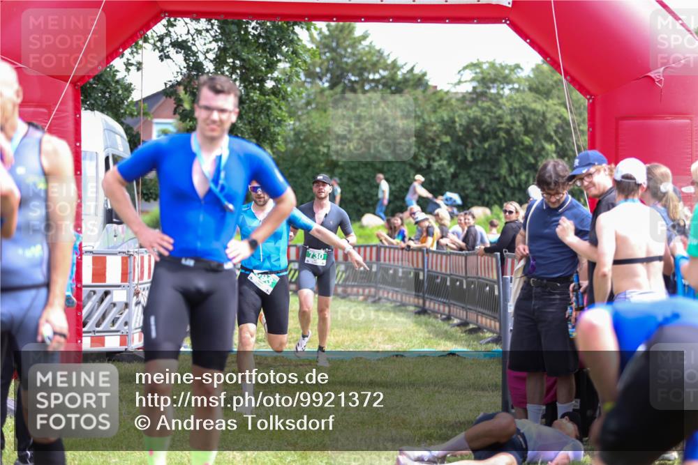 21.06.2026 - 29. Vierlanden-Triathlon Andreas Tolksdorf http://msf.ph/oto/9921372 21.06.2026 13:29:30 Ziel 114, 693, 730 meine-sportfotos.de