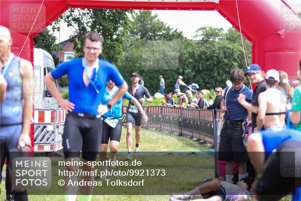 21.06.2026 - 29. Vierlanden-Triathlon Andreas Tolksdorf http://msf.ph/oto/9921373 21.06.2026 13:29:30 Ziel 114, 693, 730 meine-sportfotos.de