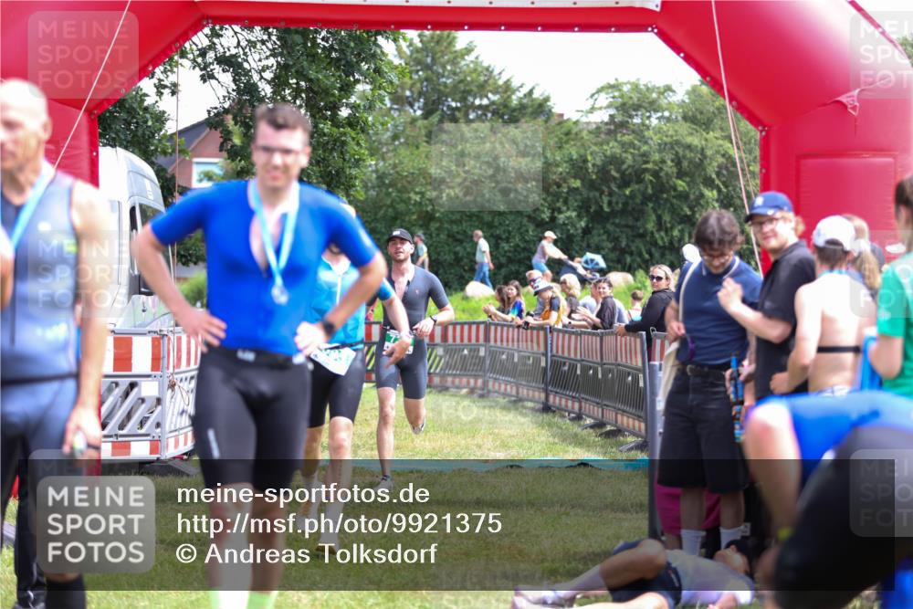 21.06.2026 - 29. Vierlanden-Triathlon Andreas Tolksdorf http://msf.ph/oto/9921375 21.06.2026 13:29:30 Ziel 114, 693, 730 meine-sportfotos.de