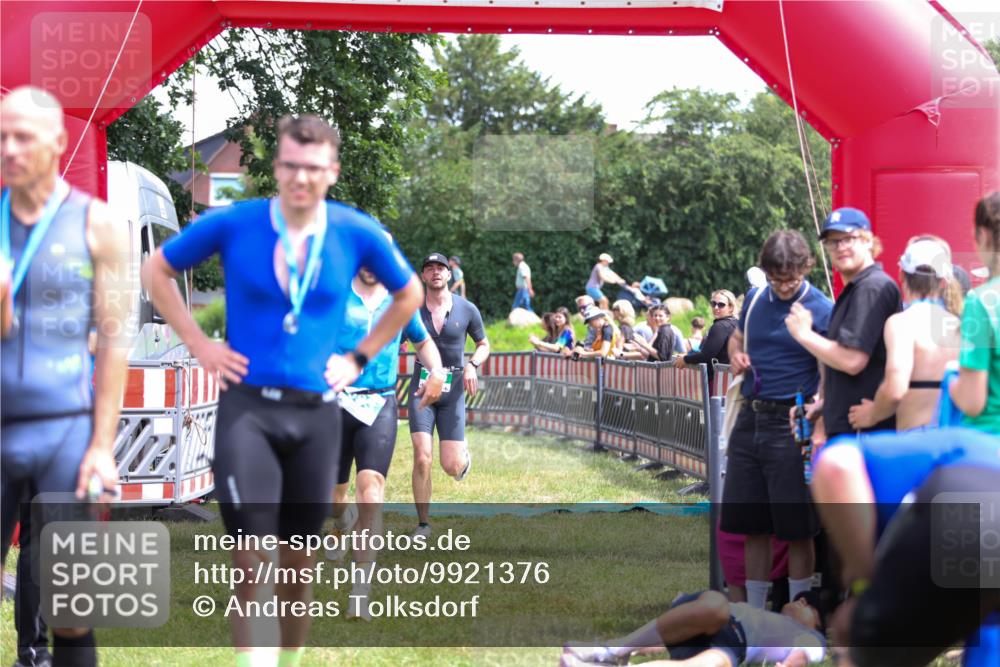21.06.2026 - 29. Vierlanden-Triathlon Andreas Tolksdorf http://msf.ph/oto/9921376 21.06.2026 13:29:30 Ziel 114, 693, 730 meine-sportfotos.de