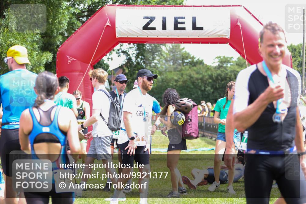 21.06.2026 - 29. Vierlanden-Triathlon Andreas Tolksdorf http://msf.ph/oto/9921377 21.06.2026 13:30:02 Ziel 685, 1006, 1008 meine-sportfotos.de