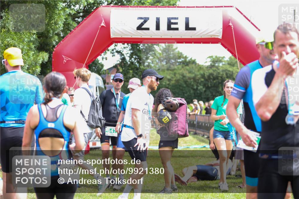 21.06.2026 - 29. Vierlanden-Triathlon Andreas Tolksdorf http://msf.ph/oto/9921380 21.06.2026 13:30:02 Ziel 685, 1006, 1008 meine-sportfotos.de
