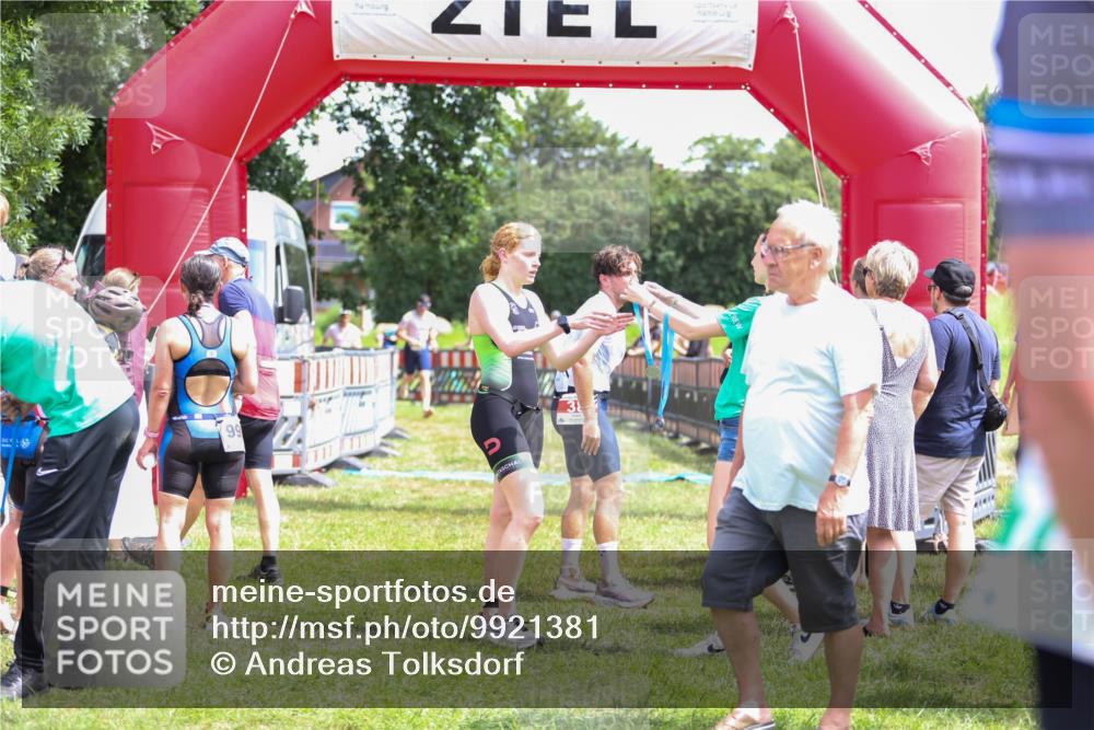 21.06.2026 - 29. Vierlanden-Triathlon Andreas Tolksdorf http://msf.ph/oto/9921381 21.06.2026 13:30:16 Ziel 83, 747, 758, 1011 meine-sportfotos.de