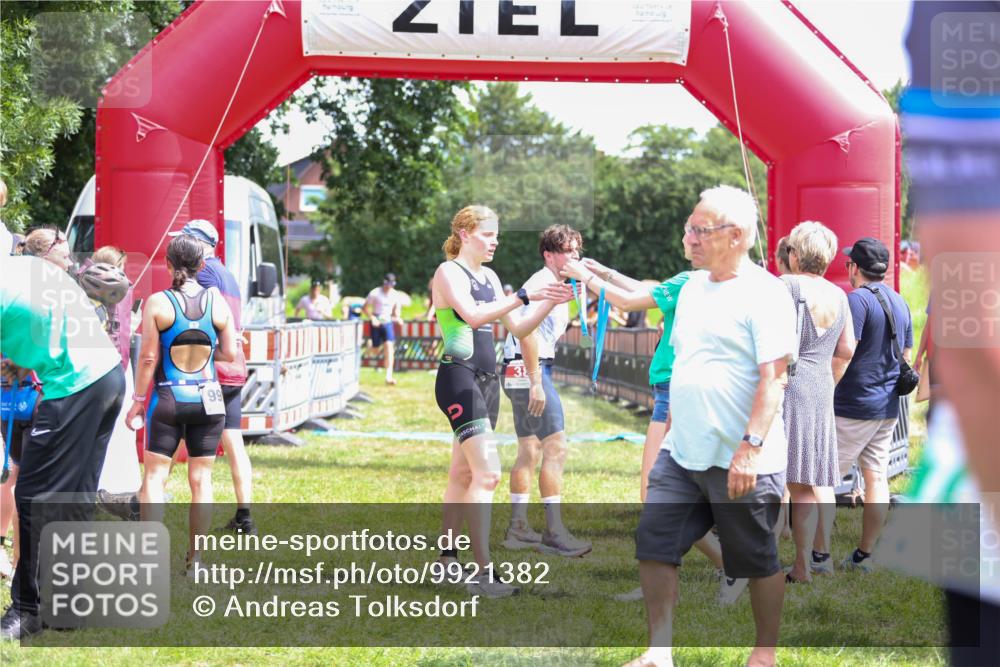 21.06.2026 - 29. Vierlanden-Triathlon Andreas Tolksdorf http://msf.ph/oto/9921382 21.06.2026 13:30:16 Ziel 83, 747, 758, 1011 meine-sportfotos.de