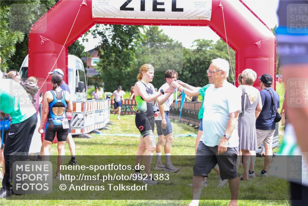21.06.2026 - 29. Vierlanden-Triathlon Andreas Tolksdorf http://msf.ph/oto/9921383 21.06.2026 13:30:16 Ziel 83, 747, 758, 1011 meine-sportfotos.de